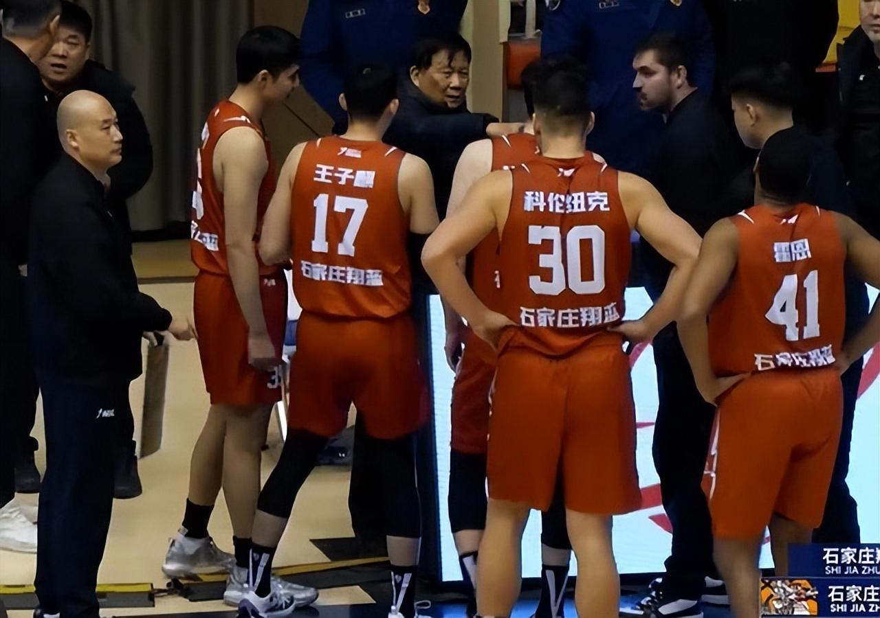 kaiyun-4个加时！3小时15分钟！中国篮球史诗苦战引发巨大争议：裁判太黑